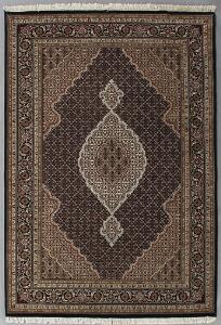 To orientalske tæpper. Tabriz, Persien. Medaljon med vedhæng. 313 x 203. Samt Indisk Tabriz design tæppe. 248 x 171. Begge 21. årh.2