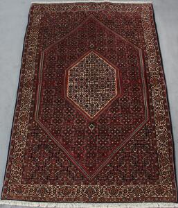 To persiske tæpper. Zendjan Bidjar, kantet medaljondesign. 254 x 162. Samt Moud tæppe. 240 x 155. 21. årh.2