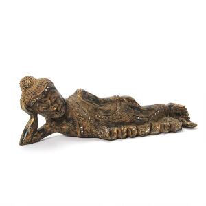 Liggende buddha af delvis forgyldt træ dekoreret med flusser. Myanmar, 20. årh. L. 56 cm