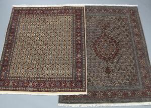To persiske tæpper. Tabriz Mahi 50, medaljon design, konturer med silkeluv. 210 x 156. Samt Moud. 190 x 147. Begge 21. årh.2