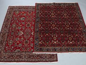 To Persiske tæpper. Bidjar, gentagelsesmønster med palmetter på rød bund. 206 x 151. Samt Abadeh, stiliseret heratimønster på rød bund. 201 x 152.2