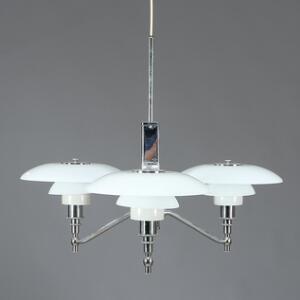 Poul Henningsen Akademi. PH-32 lysekrone med stel af forkromet stål, tre lysarme med skærme af opalglas.