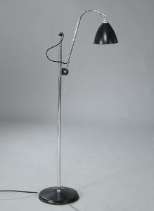 Robert Dudley Best Standerlampe af forkromet metal, sortlakeret fod og skærm. Model BL-3. Udført hos BestLite. Justérbar højde max. 150