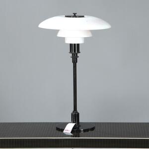 Poul Henningsen PH-32. Bordlampe med stel af sortforkromet metal, skærme af fler-lags opalglas. Udført hos Louis Poulsen.