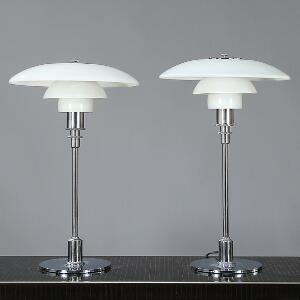 Poul Henningsen PH-32.  Et par bordlamper med forkromet stel, skærme af -flerlags opalglas. 2