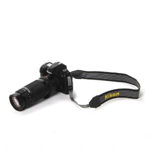 Nikon D100 digital spejlreflekskamera med NIKKOR 75-300mm 14.5-5.6 objektiv.