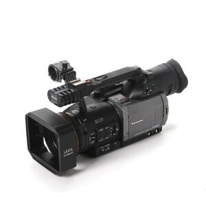 Panasonic digital videokamera AG-DVX100A med Leica Dicomar 4.5-45mm 11.6 objektiv. Inklusiv kuffert med diverse tilbehør.
