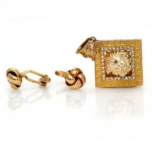 Diamantvedhæng af 14 kt. guld prydet med brillantslebne diamanter og klare sten. Vægt ca. 18 gr. Herudover medfølger et par manchetknapper af gulddouble. 3