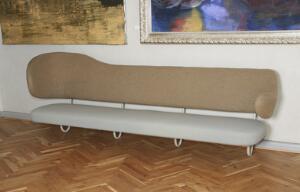 Finn Juhl Væghængt skuptural unika sofa. Adskilt sæde og ryg monteret på fire gråmalede metalbøjer. udført af snedkermester Niels Vodder.