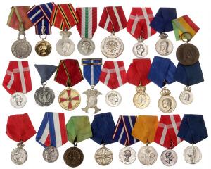 Suite af i alt 24 stk. bærbare medailler tildelt kgl. jæger, Sigurdur Bjarnason Pjetursson 1916 - 1999