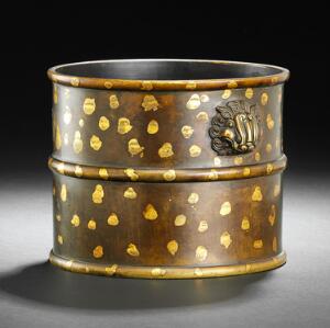Kinesisk røgelseskar af patineret bronze dekoreret med gold splaches. Mærket Ming, 18.-19. årh. H. 12 cm. Diam. 15 cm.