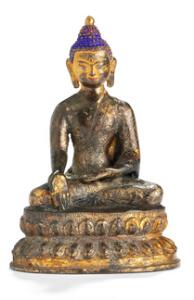 Sakyamuni Buddha af delvist forgyldt og patineret bronze. Nepal, 19. årh. H. 15 cm.