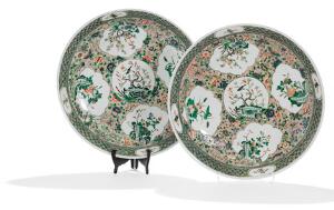 Et par store famille verte fade af porcelæn. Kina, Qing, 19. årh. Diam. 55 cm. 2