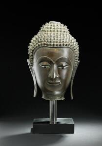 Thai buddha hoved af bronze. Ayutthaya periode, 18. årh. Monteret på base. H. 33 cm.