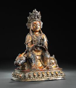 Ming Guanyin af bronze med lakforgyldning siddende i mediterende stilling i lotus position på oxe. Kina 1368-1644. H. 34 cm