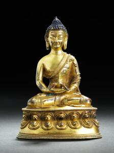 Sakyamuni buddha af forgyldt bronze. Tibet-Kina 18. årh. H. 12,5 cm.