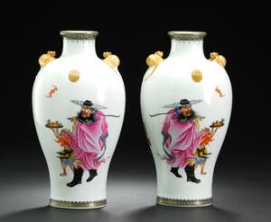 Par balusterformede vaser af porcelæn. Kina, 20. årh. H. 28 cm. 2