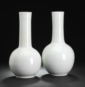 Et par næsten identiske vaser af porcelæn. H. 47 cm. 2