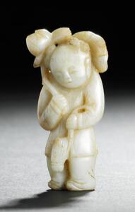 Kinesisk figur af hvid jade med i form af barn med lotusblomst. Qing, 19. årh. H. 5 cm.