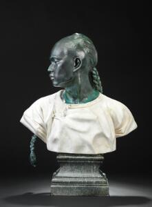Le Chinois buste af hvid marmor og bronze. H. 83 cm.