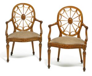 Et par George III armstole af forskellig slags træ, ovale gennembrudte rygge udskåret med rosetter. England, 18. årh.s slutning. 2