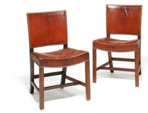 Kaare Klint Den Røde Stol. Et par stole med stel af cubamahogni. Sæde og ryg betrukket med messingsømbeslået, patineret nigerskind. 2