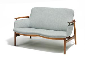 Finn Juhl FJ 53. To-pers. sofa af palisander. Sæde, sider og ryg betrukket med blågråt uld. L. 128.