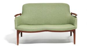 Finn Juhl FJ 53. To-pers. sofa med stel af patineret teak. Sider, sæde og ryg betrukket med grøn uld. L. 128.