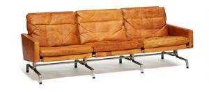 Poul Kjærholm PK-313. Tre personers sofa med stel af matforkromet stål. Løse hynder samt sider og ryg betrukket med patineret cognacfarvet skind.