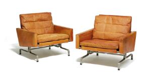 Poul Kjærholm PK-311. Et par hvilestole med stel af matforkromet stål, ryg, sider samt løse hynder med betræk af patineret cognacfarvet skind. 2