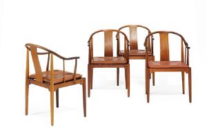 Hans J. Wegner Kinastolen. Sæt på fire armstole af cuba mahogni, løs hynde betrukket med rødbrunt skind. 4