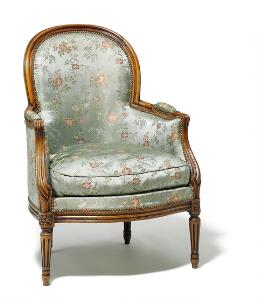 Fransk Louis XVI bergére af nøddetræ, sæde med hynde, betrukket med blomstret silke. 18. årh.s slutning.