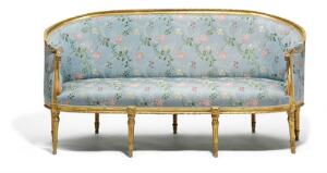 Dansk Louis XVI sofa af forgyldt træ, buet ryg udskåret med borter, ni runde tilspidsede kannelerede ben. 18. årh.s slutning. L. 183.