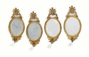 Et sæt på fire franske barok spejle af forgyldt bly, hver med en lysarm af messing. 18. årh.s begyndelse. H. 53. B. 26. 4
