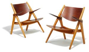 Hans J. Wegner Savbukkestolen. Et par armstole med stel af bøg. Sæde og ryg af formbøjet, lamineret teak indlagt med plaketter af bøg. Model CH 28. 2