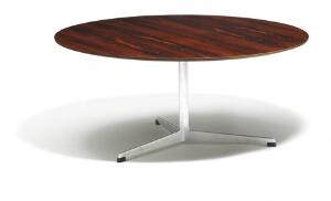 Arne Jacobsen Cirkulært sofabord af palisander opsat på stamme med trepasfod af aluminium. Udført hos Fritz Hansen. H. 48. Diam. 110.