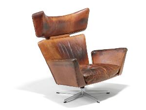 Arne Jacobsen OksenOx-Chair. Lænestol på fempas fod og drejesokkel af aluminium, betrukket med originalt patineret brunt skind.