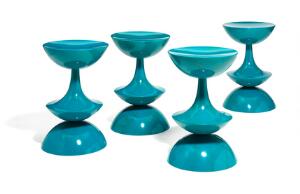Nanna Ditzel Et sæt på fire sjældne barstole af petroleumsblå glasfiber. Formgivet 1969. Udført hos O.D. Møbler, Oddense, Balling. H. 72,5. 4