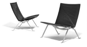 Poul Kjærholm PK-22. Et par hvilestole med stel af forkromet stål. Sæde og ryg betrukket med sort skind. Udført og stemplet hos E. Kold Christensen. 2