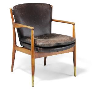 Finn Juhl FN-stolen. Armstol med stel af valnød, sko af messing. Betrukket med brunt farvet skind. Udført hos snedkermester Niels Vodder.