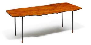 Niels Vodder Unika sofabord med ben af sortlakeret metal på sko af teak. Plade udskåret af massiv nøddetræsplanke. H. 55. B. 71. L. 148.