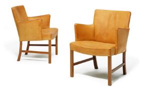 Ole Wanscher Et par armstole med stel af mahogni. Sider, ryg samt sæde betrukket med patineret naturskind. Udført hos snedkermester A. J. Iversen. 2