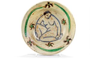 Jais Nielsen Fad af lertøj, dekoreret med lys glasur samt motiv i form af knælende kvinde dekoreret i blåt, brunt og grønt. Diam. 29.