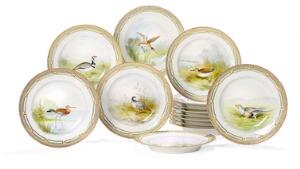 Fauna Danica 14 tallerkener af porcelæn, dekorerede i farver og guld med fugle i landskab. Royal Copenhagen. Diam. 25,5 cm. 14