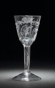 Slanger med Butte Klokker Chrystal Nøstetangen vinglas med CF i kartouche og inskription og rester af guld.  Norge 1750-1760. H. 17 cm.