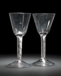To Nøstetangen vinglas Slanger med Butte Klokker Chrystal. Norge 1750-1760. H. 14,5 cm.