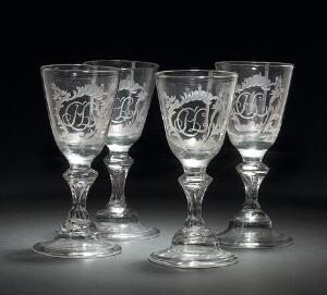 Fire Hessiske vinglas med monogram CHL i rokoko kartouche, balusterformet luftfyldt stilk, på klokkeformet fod med omslået rand. 18. årh. H. 15-16. 4