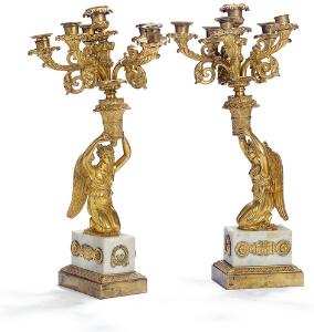 Et par Charles X kandelabre af forgyldt bronze, stammer i form af knælende engle, hver med seks lysarme. Ca. 1820. H. 56. 2