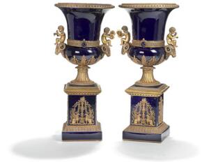 Et par store prydvaser af porcelæn med bronze monteringer. Fransk Louis XVI form, 20. årh. H. 73. 2