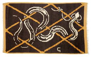 Einar Utzon-Frank Sjældent håndvævet tæppe på brun bund med motiv af slange i hvid omviklet harkelinmønster i sennepgul. 140 x 232.